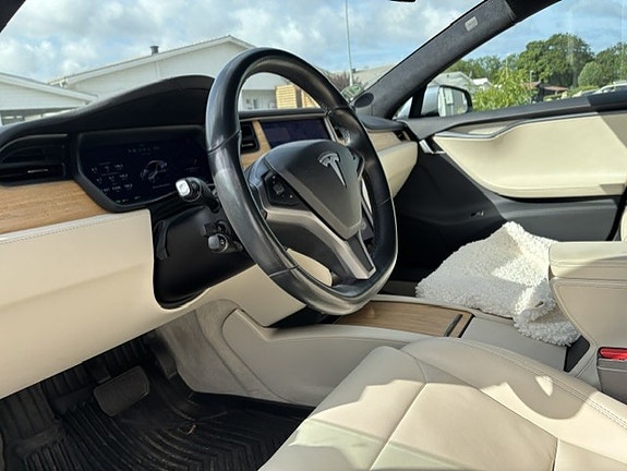 Tesla Model S 8 of 11