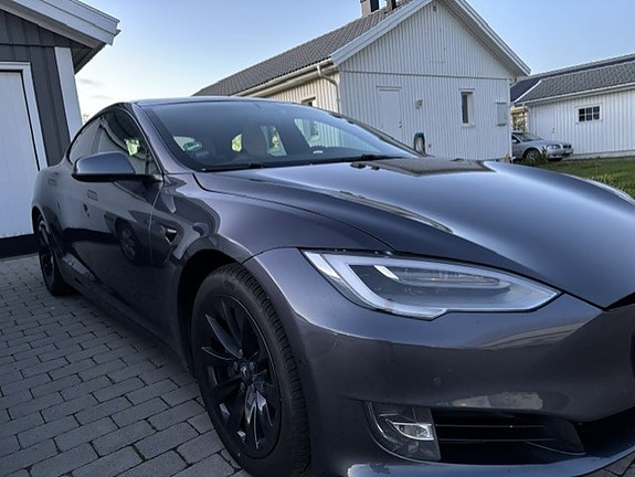 Tesla Model S 4 of 5