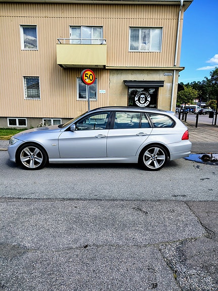 BMW 318d 2 of 5