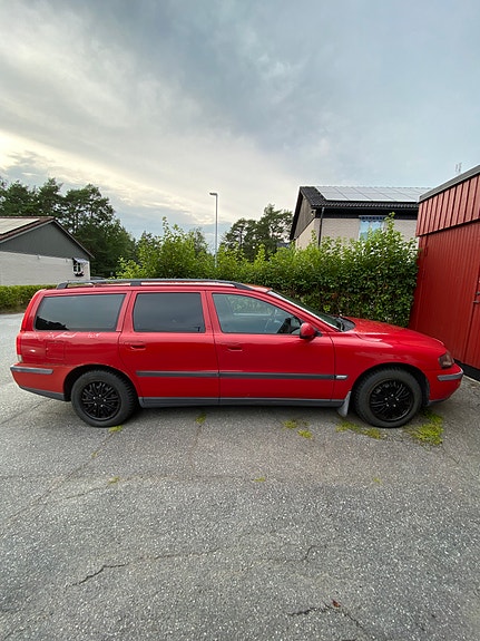 Volvo V70 2 of 5