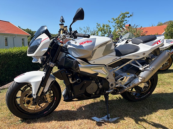 Aprilia RSV 1000 Tuono 2 of 5