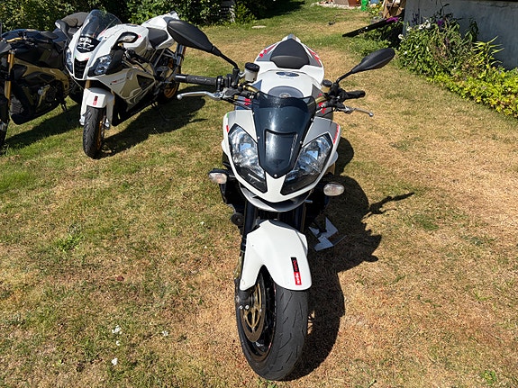 Aprilia RSV 1000 Tuono 4 of 5