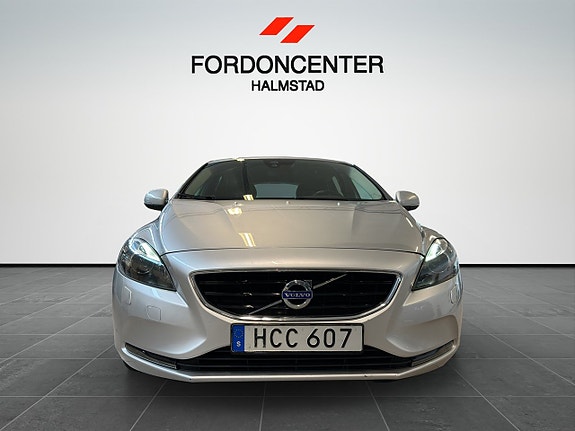 Volvo V40 2 of 5