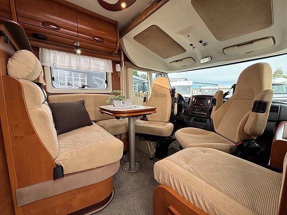 Rapido 992M Queenbed - Automat - AC - Mercedes - Kamkedja - Solcell 10 of 24