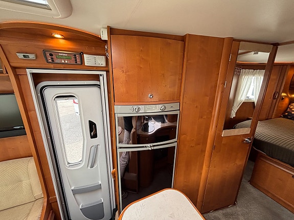 Rapido 992M Queenbed - Automat - AC - Mercedes - Kamkedja - Solcell 16 of 24