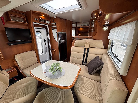 Rapido 992M Queenbed - Automat - AC - Mercedes - Kamkedja - Solcell 14 of 24