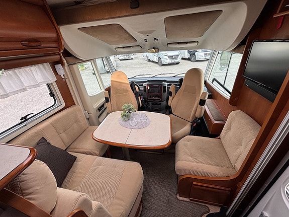 Rapido 992M Queenbed - Automat - AC - Mercedes - Kamkedja - Solcell 12 of 24