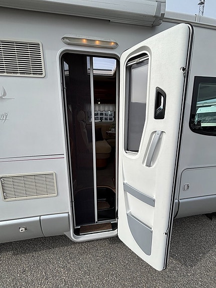 Rapido 992M Queenbed - Automat - AC - Mercedes - Kamkedja - Solcell 8 of 24