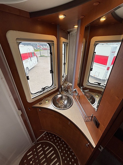 Rapido 992M Queenbed - Automat - AC - Mercedes - Kamkedja - Solcell 20 of 24
