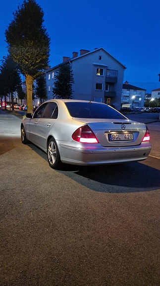 Mercedes-Benz E280 3 of 4