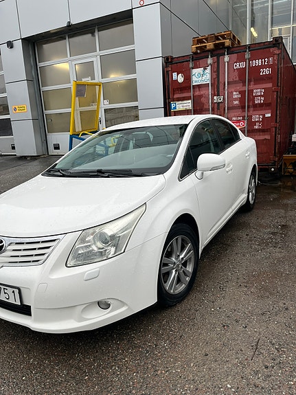 Toyota Avensis 2 of 9