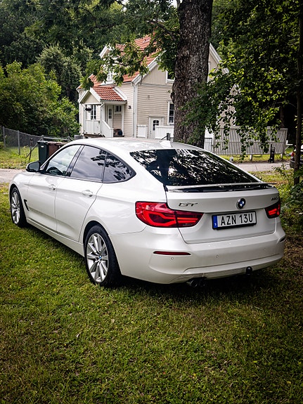 BMW 330d 2 of 5