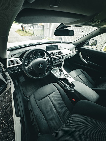 BMW 330d 3 of 5