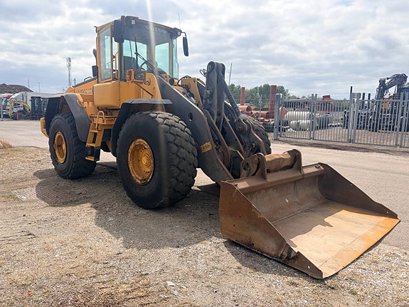 Volvo L 120 E 2 of 5