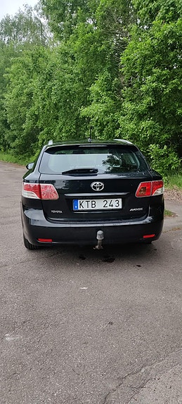 Toyota Avensis 2 of 9