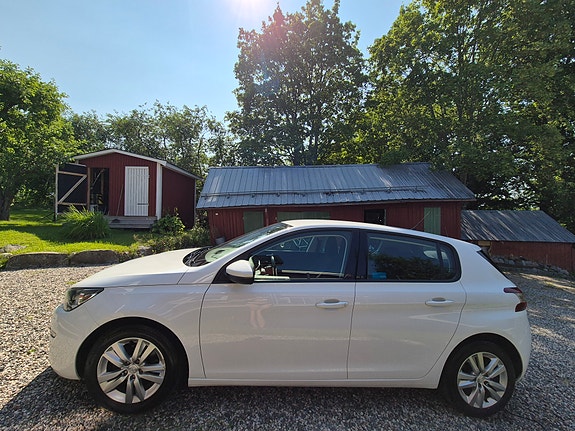 Peugeot 308 2 of 4