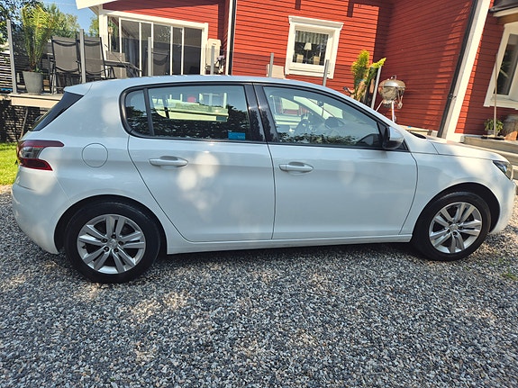 Peugeot 308 4 of 4