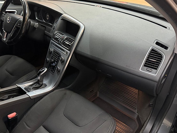 Volvo XC60 8 of 16