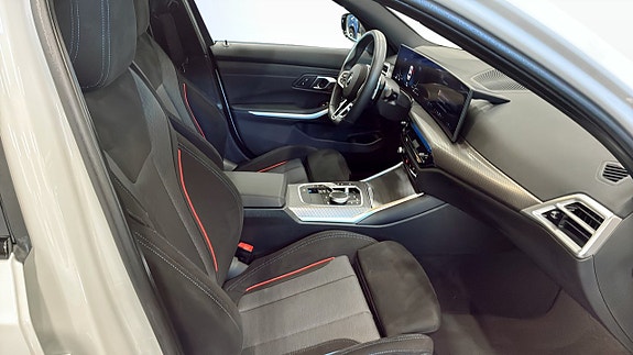 BMW 320 3 of 5