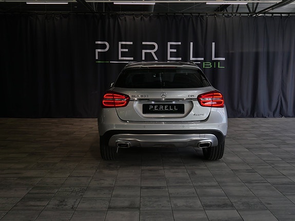 Mercedes-Benz GLA200 4 of 5