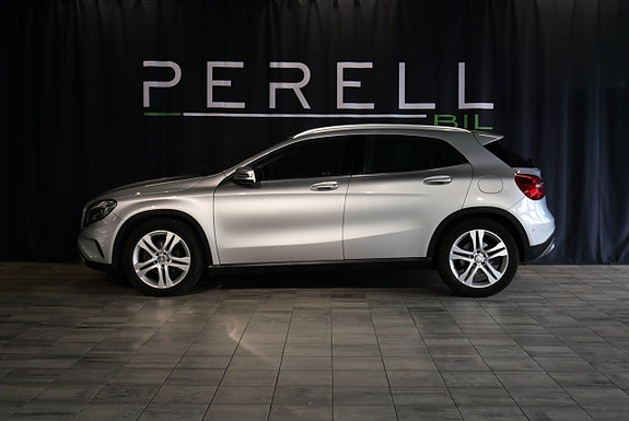 Mercedes-Benz GLA200 2 of 5