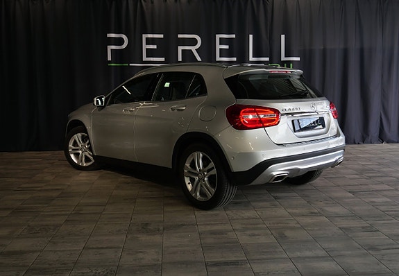 Mercedes-Benz GLA200 3 of 5