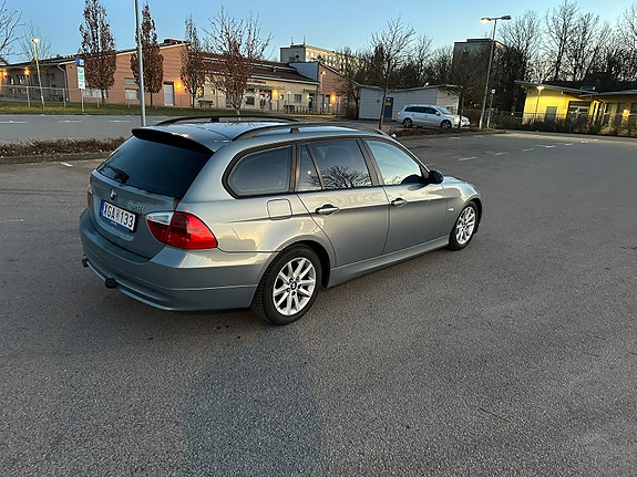 BMW 320i 3 of 5
