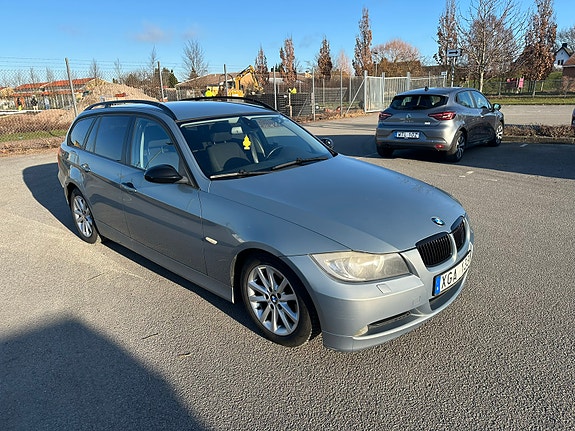 BMW 320i 2 of 5