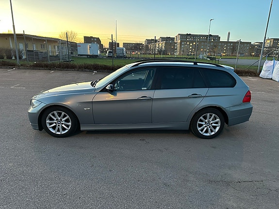 BMW 320i 5 of 5