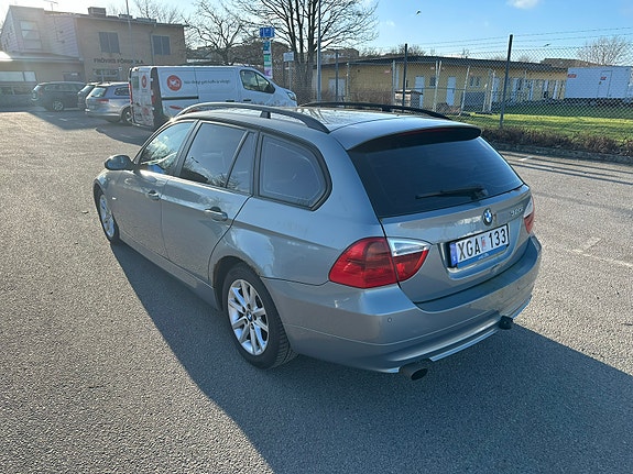 BMW 320i 4 of 5