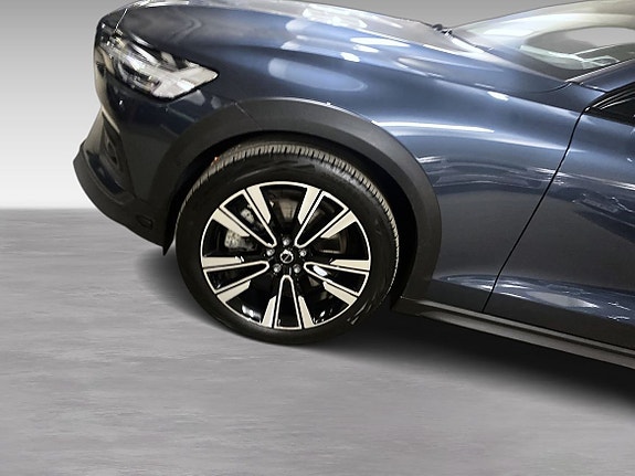 Volvo V60 Cross Country 7 of 13