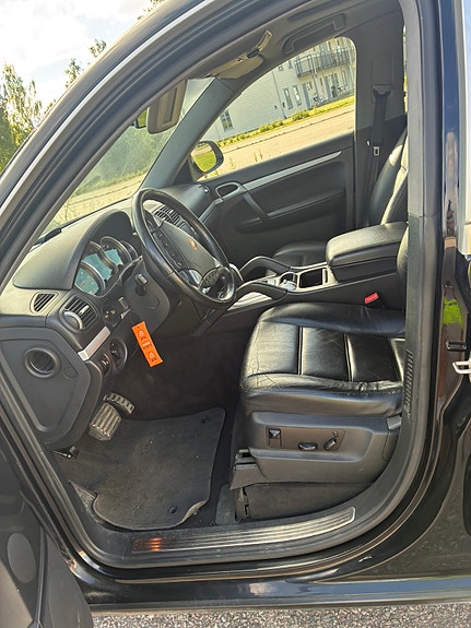 Porsche Cayenne S 6 of 11