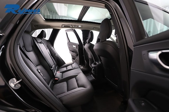 Volvo XC60 8 of 30