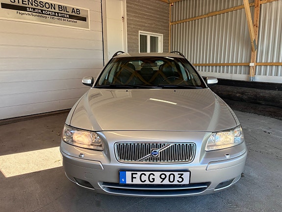 Volvo V70 3 of 5