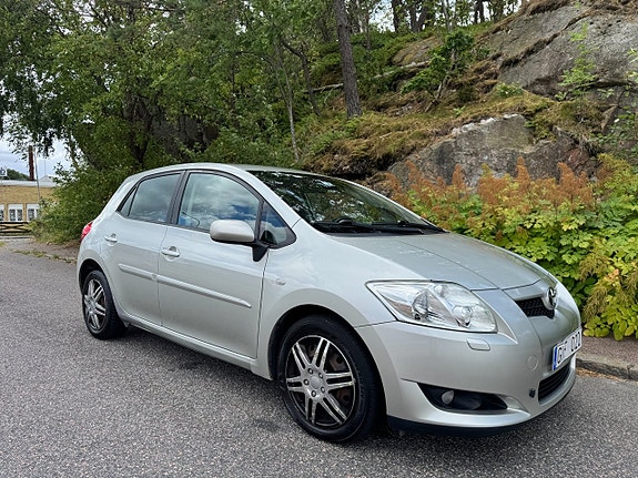 Toyota Auris 2 of 6