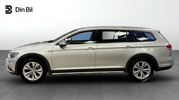Volkswagen Passat Alltrack 2 of 5