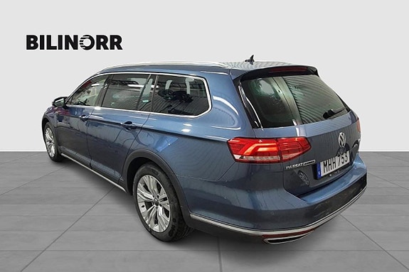 Volkswagen Passat Alltrack 3 of 5