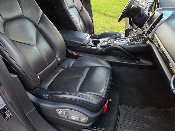 Porsche Cayenne 10 of 12