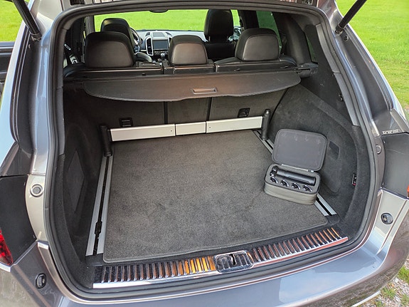 Porsche Cayenne 11 of 12