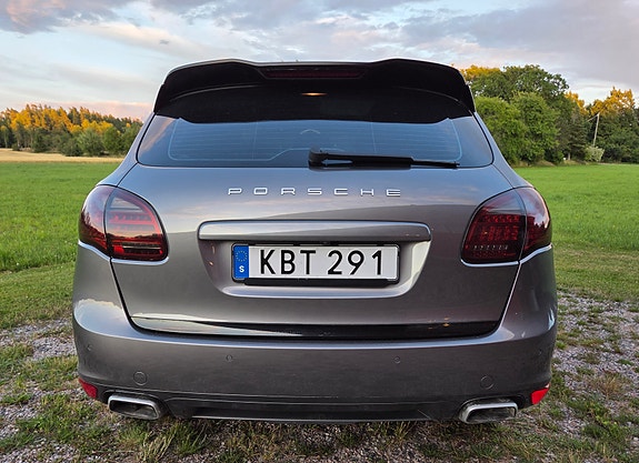 Porsche Cayenne 4 of 12
