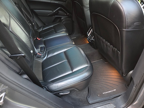 Porsche Cayenne 9 of 12