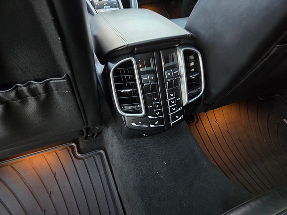 Porsche Cayenne 8 of 12