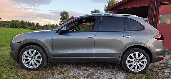 Porsche Cayenne 3 of 12