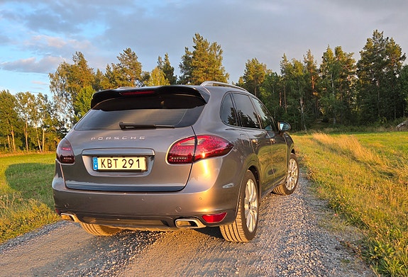 Porsche Cayenne 2 of 12