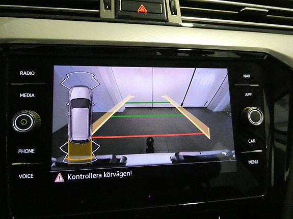 Volkswagen Passat 23 of 26