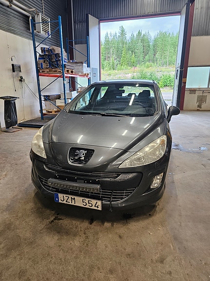 Peugeot 308 2 of 5