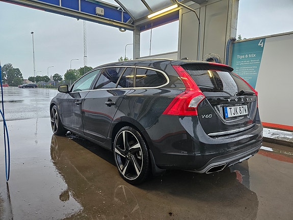 Volvo V60 2 of 5