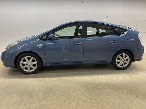 Toyota Prius 2 of 17