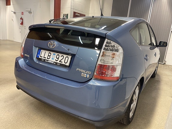 Toyota Prius 4 of 17