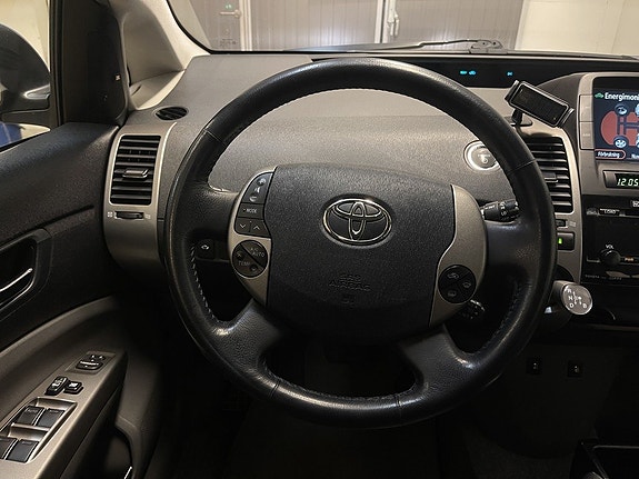 Toyota Prius 8 of 17